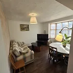 Beautiful 4 Bedroom House 7 Minutes From Luton Airport