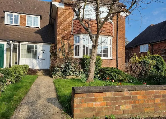 Beautiful 4 Bedroom House 7 Minutes From Luton Airport